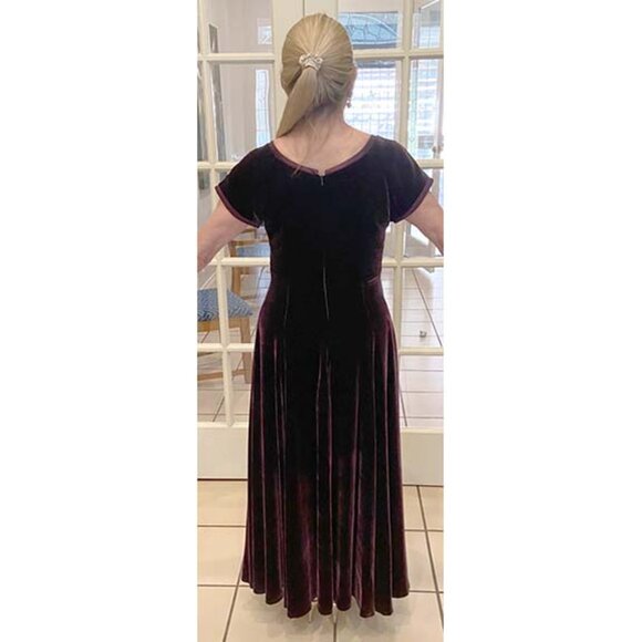 The J. Peterman Company: Vintage, deep plum (purplish) velvet dress, Size 6 - Picture 4 of 12